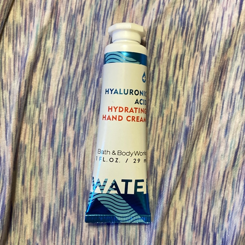 Bath and Body Works Hyaluronic Acid Hydrating Hand Cream 1 fl oz .